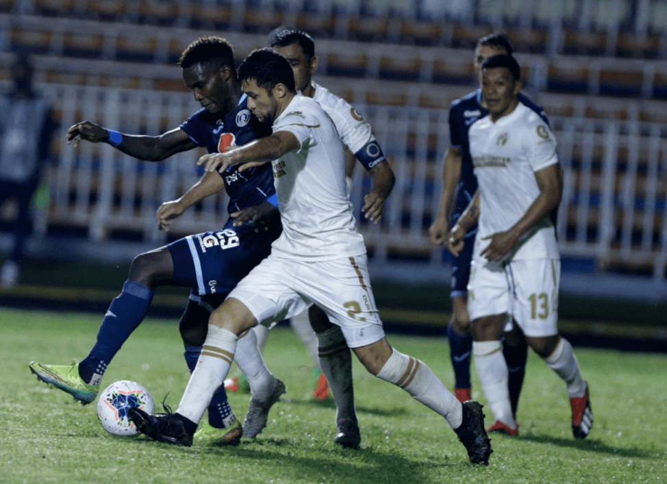 Motagua vs Comunicaciones en fase preliminar de la Concacaf League.