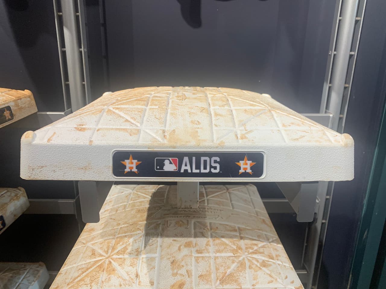 En una tienda dentro del estadio de la novena de Houston venden objetos históricos de los como almohadillas, pelotas, guantes, bates e incluso los botes donde metieron las botellas de champaña en el campeonato de 2017.
<br>