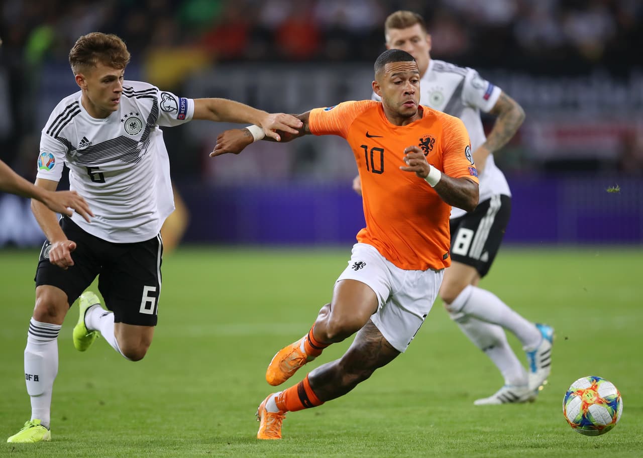 Alemania vencía 1-0 tras un gran primer tiempo pero Holanda mejoró con los cambios de Koeman y remontó en la segunda parte. Frenkie de Jong, Donyell Malen, Georginio Wijnaldum y un autogol de Jonathan Tah permitieron la remontada frente a los germanos que se adelantaron con gol de Gnabry y recortaron distancias gracias al penal bien ejecutado por Toni Kroos.
