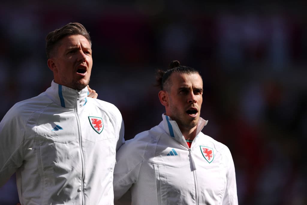 Gareth Bale canta el himno de Gales en el partido ante Irán.