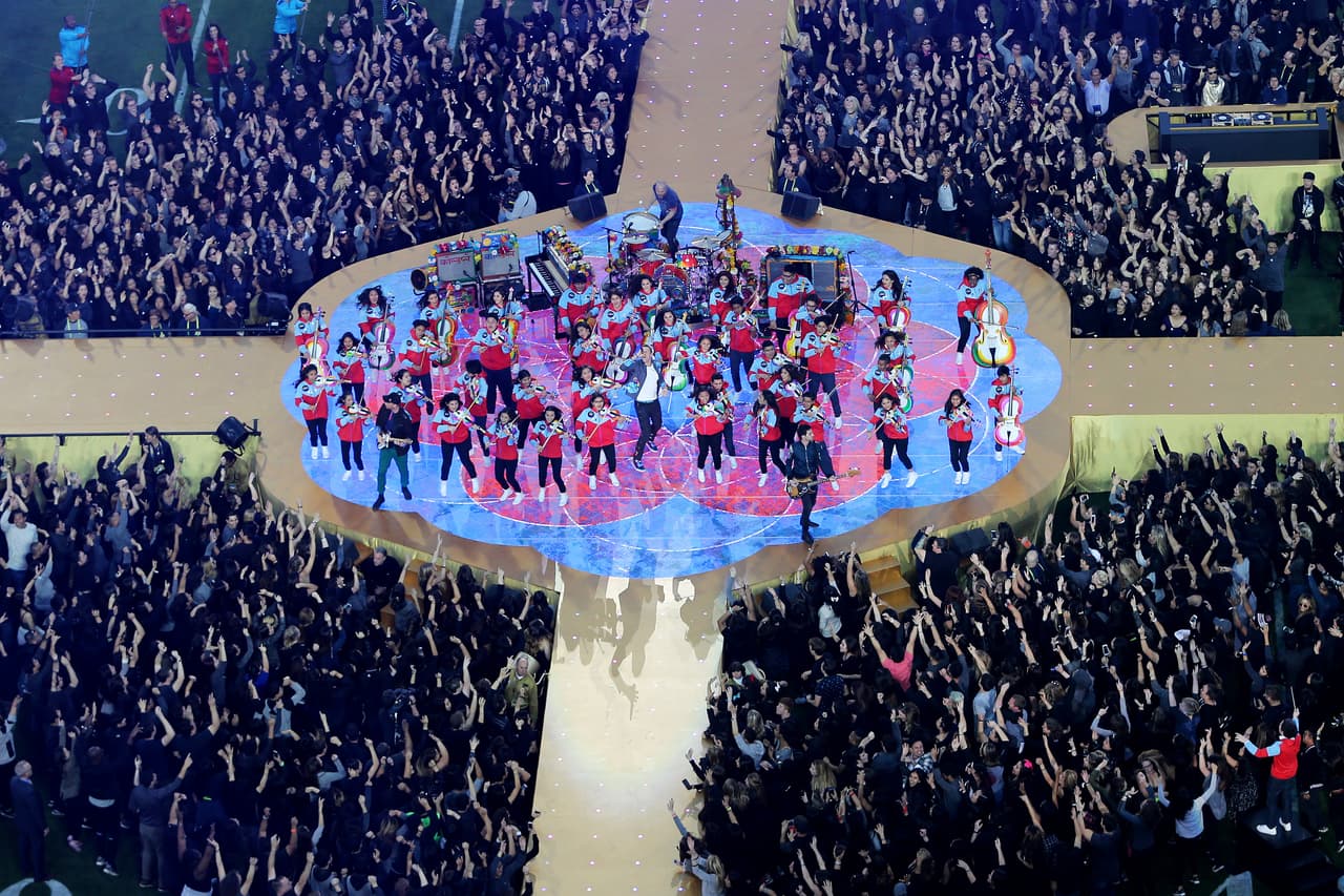 Varios jóvenes tocaron los instrumentos que acompañaron a Coldplay.