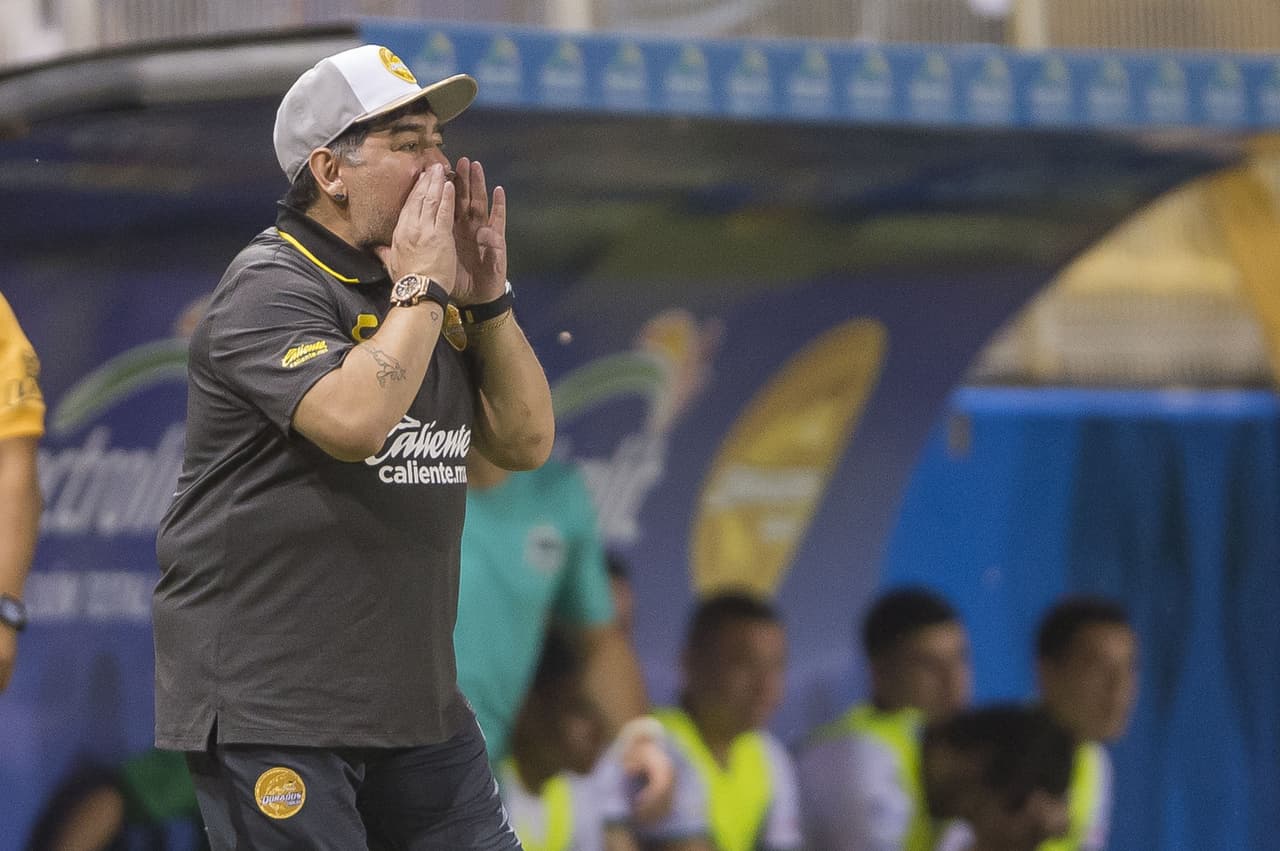 Instrucciones por un lado y otro con llamados de atención se le vieron al entrenador en su primera experiencia en México.