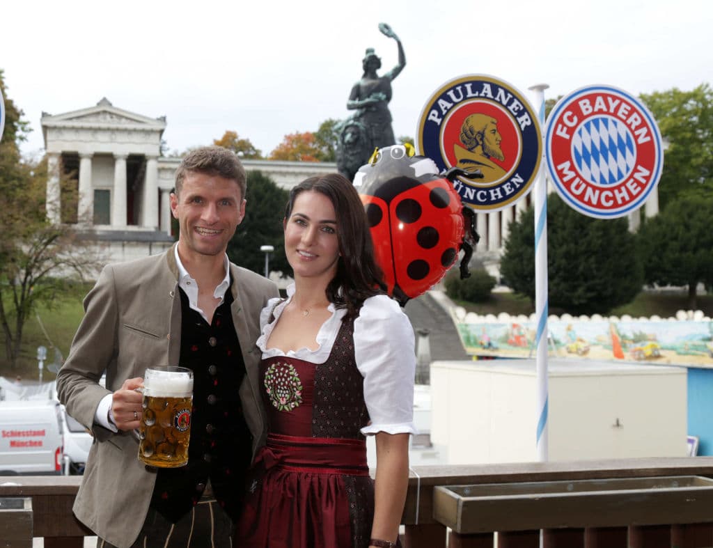 Thomas Mueller y su esposa Lisa Mueller.