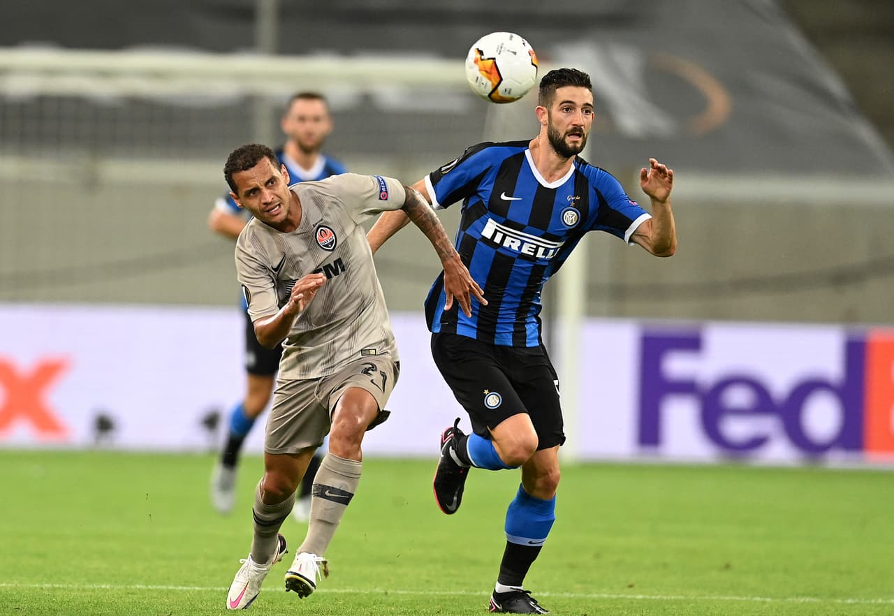 Shakhtar no deja de intentarlo, sin embargo no tiene oportunidades de llegar al arco de Handanovič.