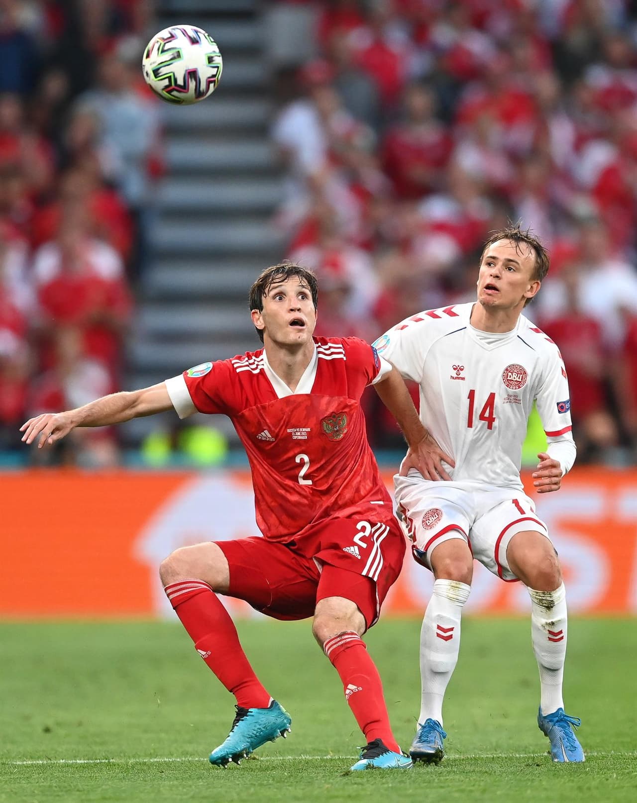 Dinamarca se la juega y golea a Rusia 4-1 durante la tercera jornada en la Euro 2020. Damsgaard (38'), Poulsen (59'), Christensen (79') y Joakim Maele (82') le dieron la victoria al equipo danés y el pase a Octavos de Final de la justa deportiva. El único gol por parte de los rusos fue de Artem Dzyuba de penal (70').