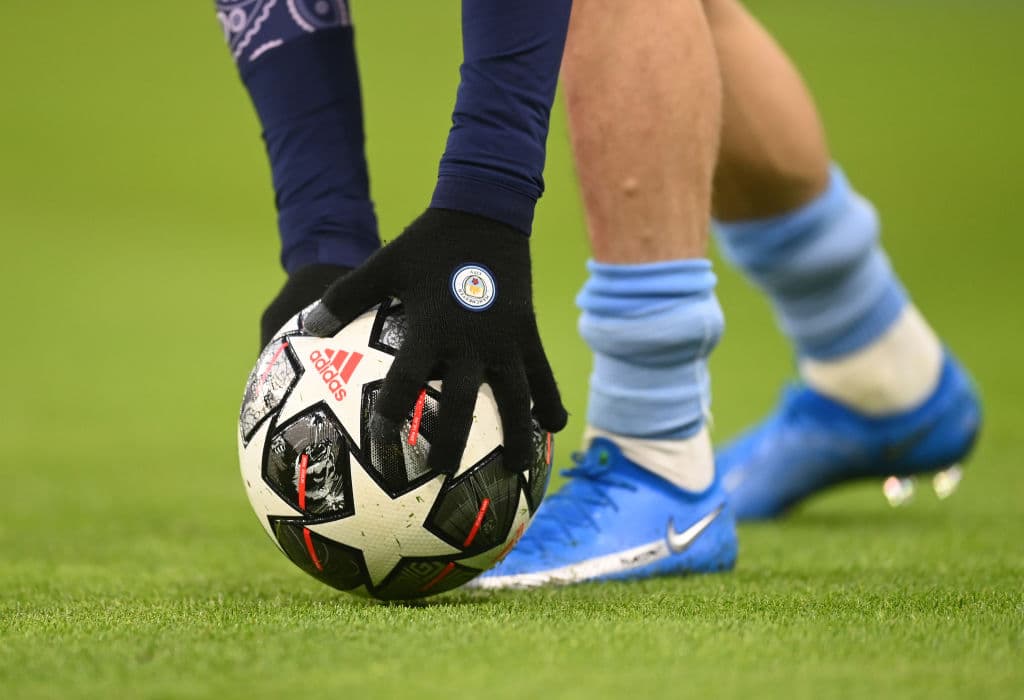 Manchester City se queda con la victoria en casa sobre el Borussia Dortmund que peleó en todo momento. Kevin De Bruine abrió el marcador para los locales al minuto 19, pero en la segunda parte fue Marco Reus (84') quien ya igualaba el marcador, sin embargo Phil Foden, al filo del partido, anotó el gol de la victoria para los 'Citizens' en los Cuartos de Final de ida en la UEFA Champions League.