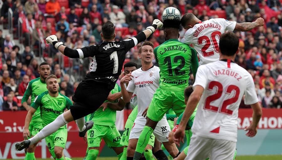 Diego Carlos, del Sevilla, intenta el remate mientras despeja Iván Cuéllar, portero del Leganés.
