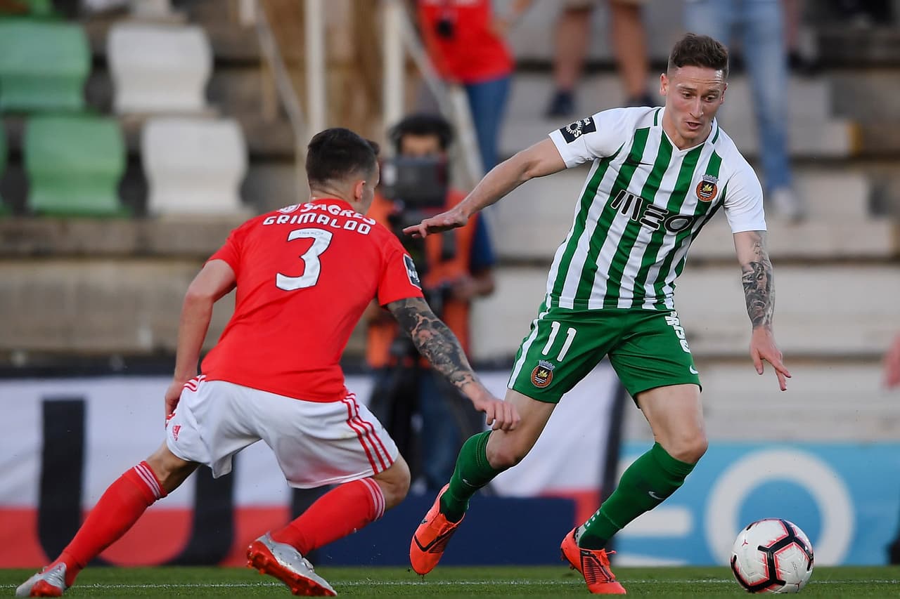 En el segundo tiempo, Nuno Santos (derecha) condujo el balón para los locales que recortaron distancia en el marcador gracias a Tarantini al minuto 50.