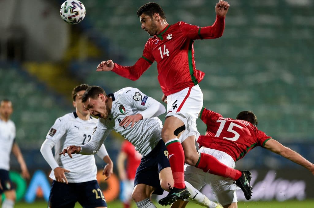 Italia se impone ante Bulgaria con dos goles. De penal, Andrea Belotti abrió el marcador para la escuadra 'Azzurri' tras un penal marcado, pero con una gran asistencia de Lorenzo Insigne, Manuel Locatelli colocó el balón en el segundo poste y lo convirtió en gol, dandole victoria a su equipo dentro del Grupo C rumbo al Mundial de Catar 2020.