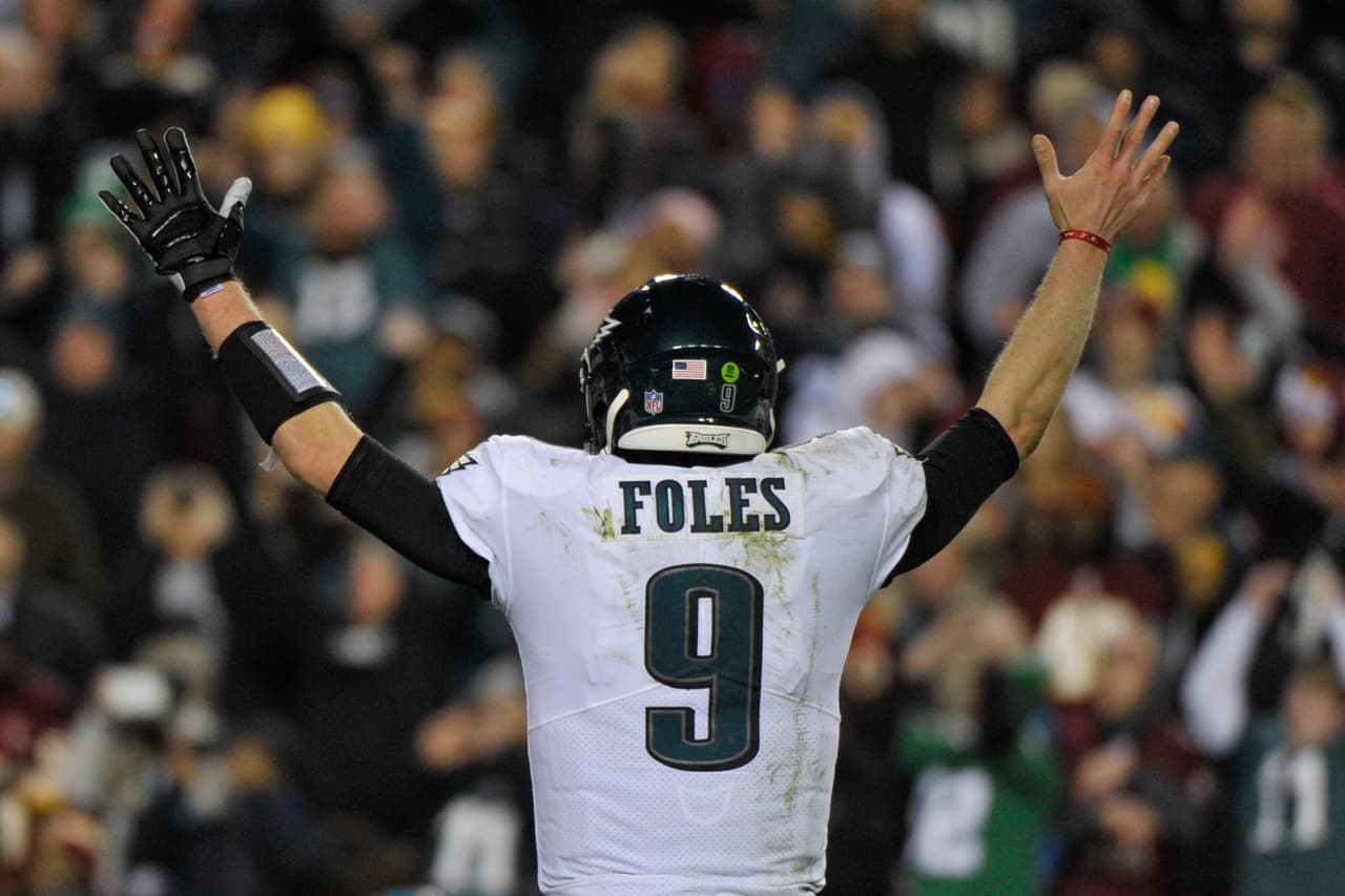 Con dos pases de touchdown y 221 yardas, el quarterback Nick Foles llevó al campeón vigente a avanzar en la defensa del título.