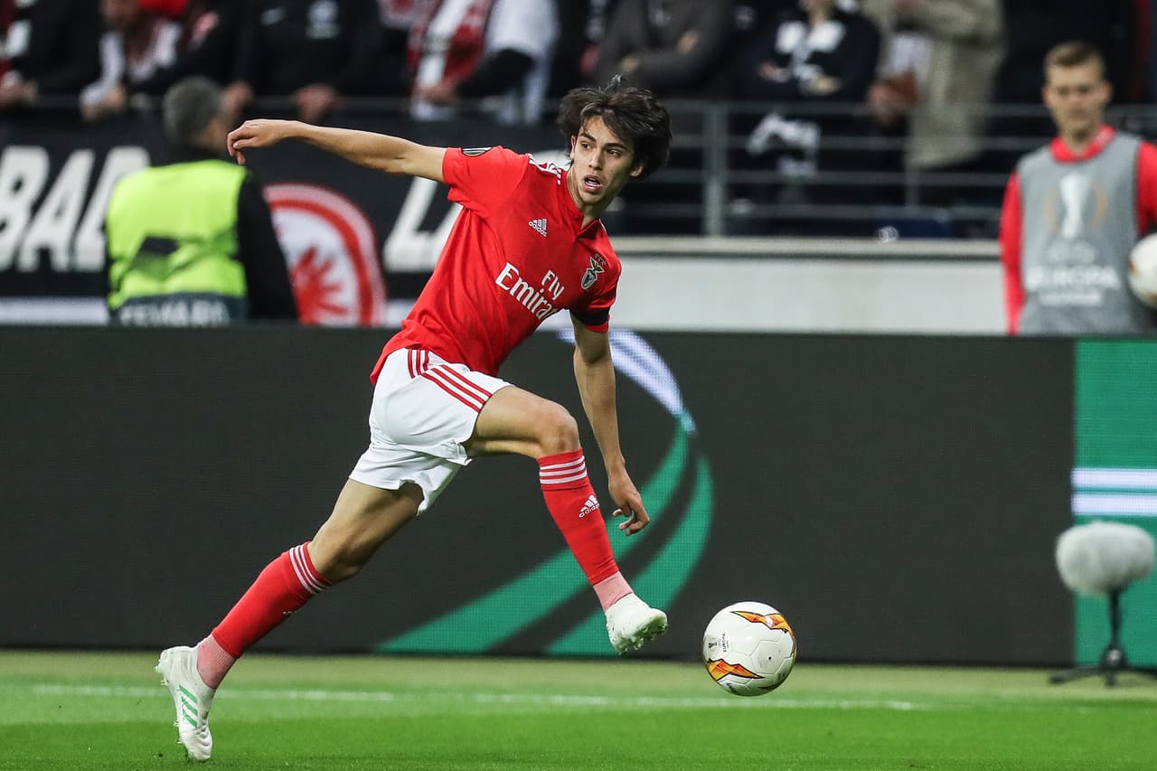 Parece un hecho el fichaje del portugués Joao Felix con Atlético de Madrid. El atacante ha estado en la capital española y se estima que su fichaje está por los 120 millones de euros, unos 134 millones de dólares.