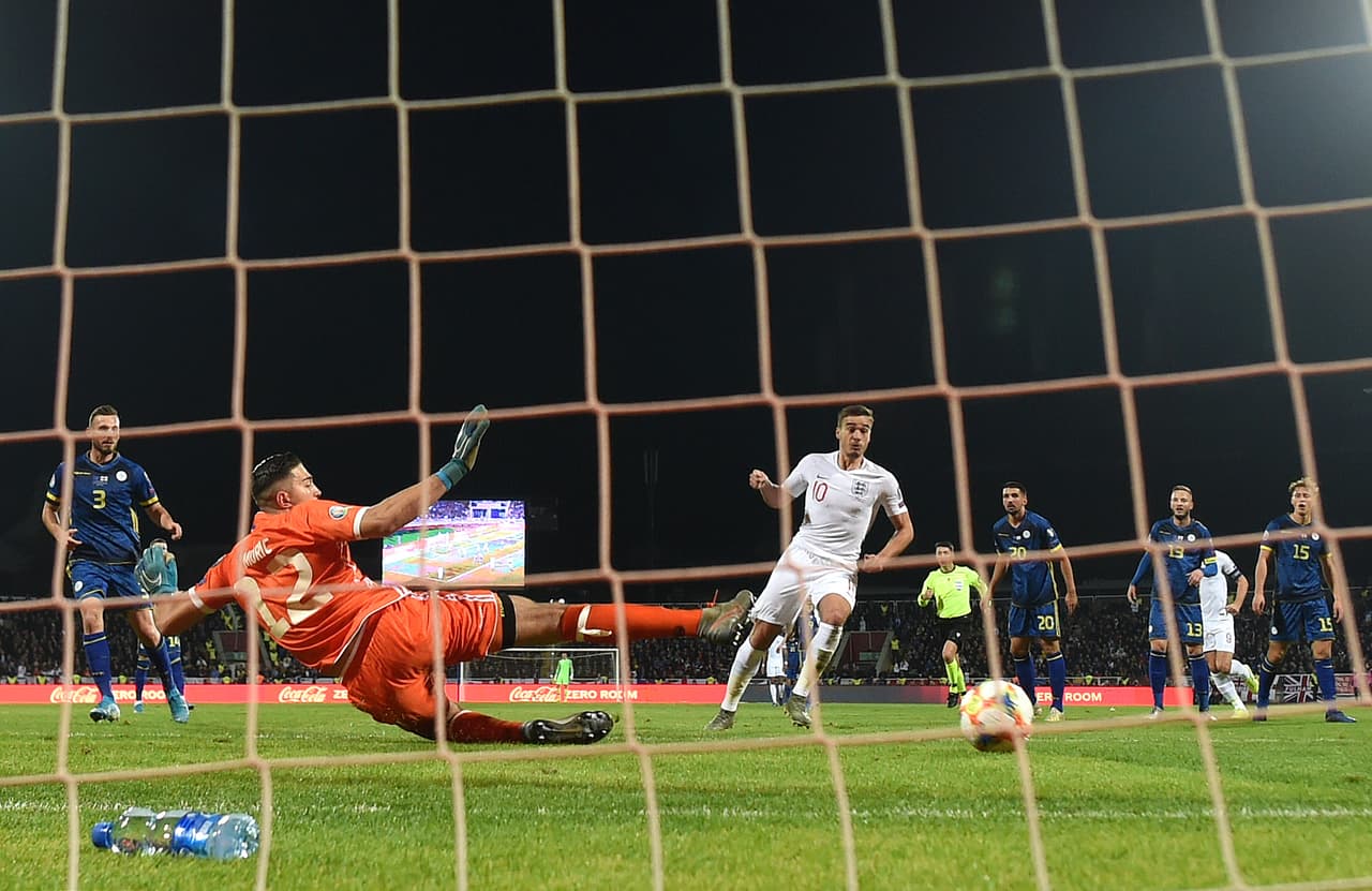 Kosovo es derrotado por Inglaterra 4-0 y es así como los ingleses obtienen su pase a la Euro 2020 como líder de grupo. Los goles fueron anotados por Winks, Kane, Rashford y Mount. Inglaterra se lleva siete victorias y una derrota.