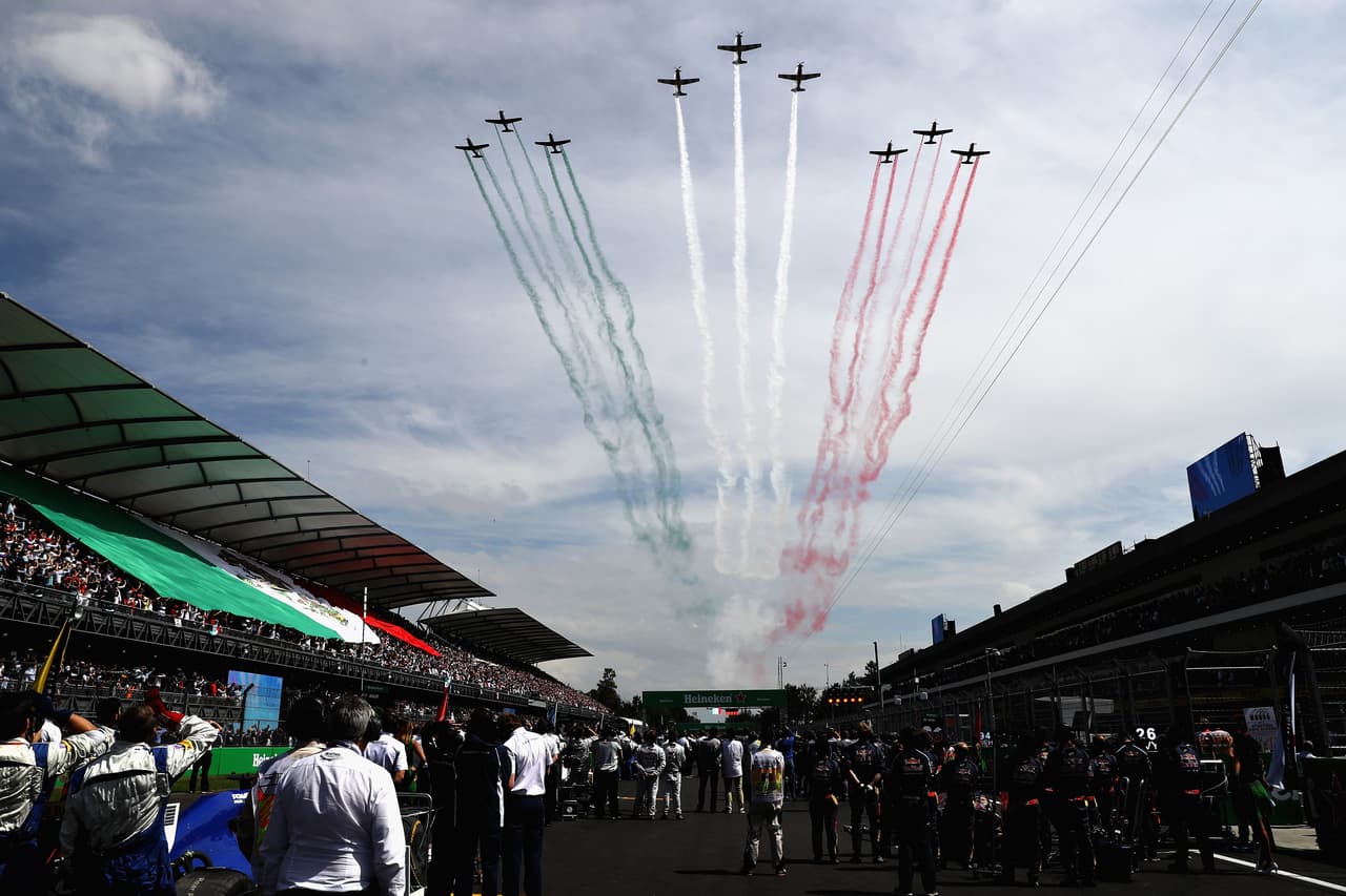 El show de aviones y una gigante bandera mexicana fueron apenas una muestra del espectáculo que se viviría en el escenario de la carrera 19 de la temporada.