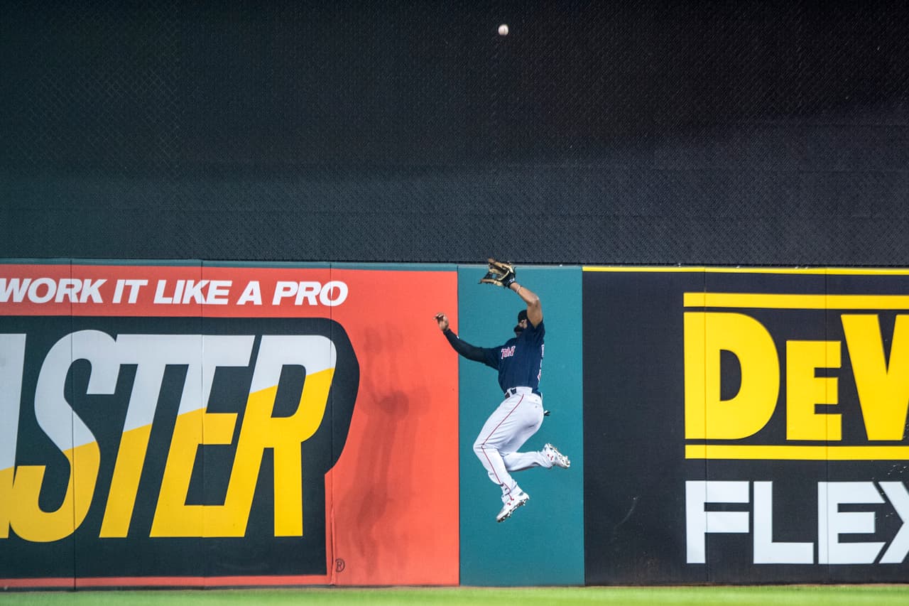 La impotencia en la defensa de Red Sox ante la ofensiva de los Indios de Cleveland queda reflejada en esta imagen, que a pesar de la intención por evitarlo.