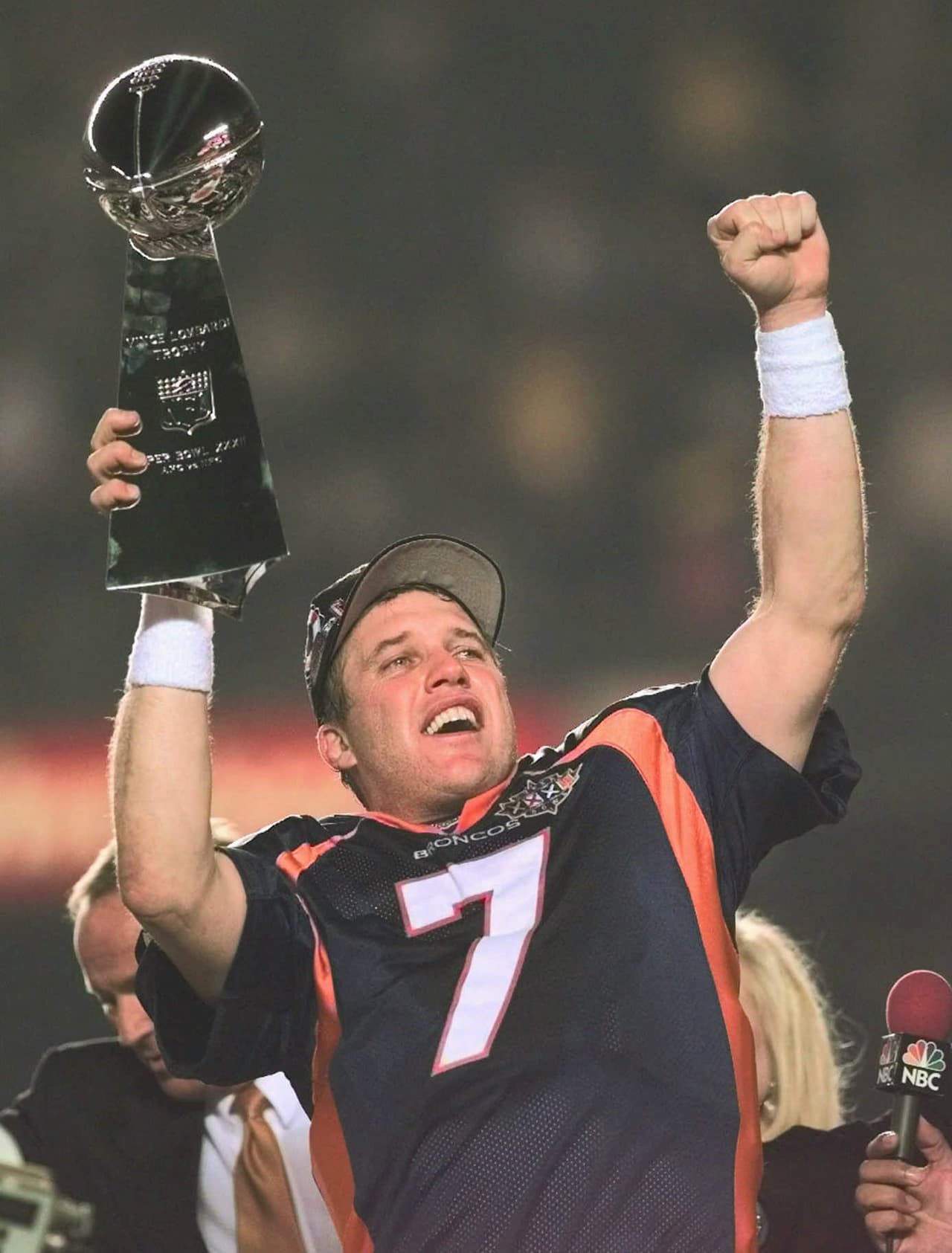 ¡Este es para John! fueron las palabras del dueño de los Broncos, Pat Bowlen, quien le entregó a John Elway el trofeo Vince Lombardi. Por fin Elway subía a la cima como campeón del Super Bowl.