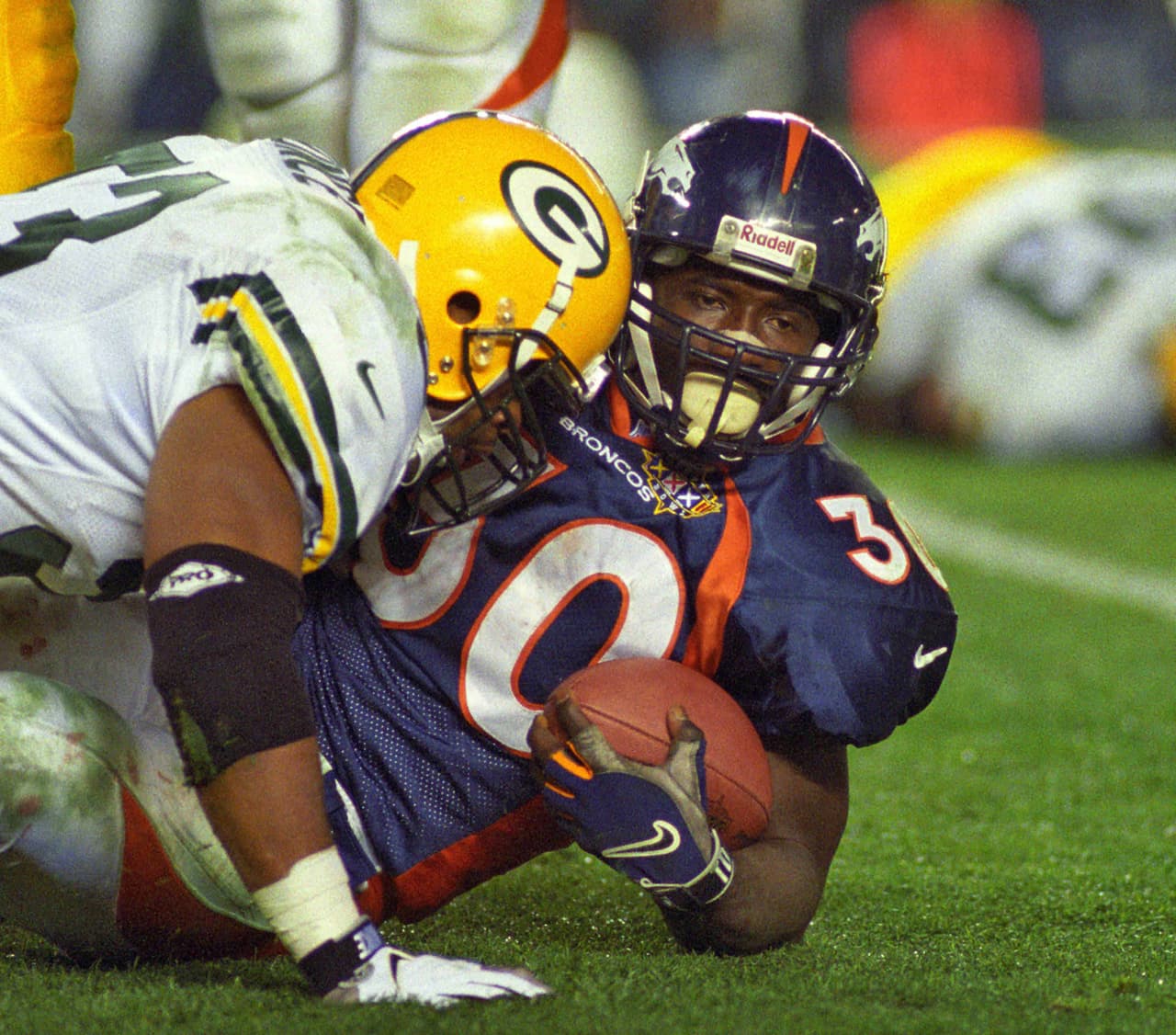 El corredor Terrell Davis fue líder de la NFL en yardas terrestres con 1,750, representaba el poder ofensivo de los Broncos pero, al inicio del segundo cuarto sufrió un ataque de migraña que le afectó la vista. Sin embargo, regresó al partido y terminó como el Jugador Más Valioso.