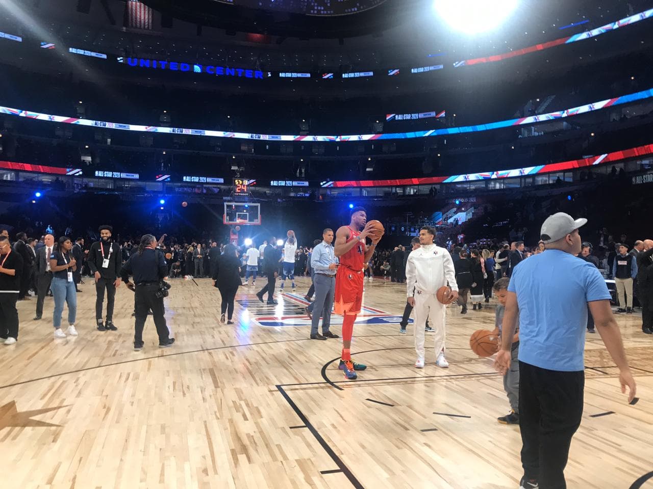 Así se vive la pasión del NBA All-Star Game muy colorido y con gente emocionada para disfrutar de este encuentro.