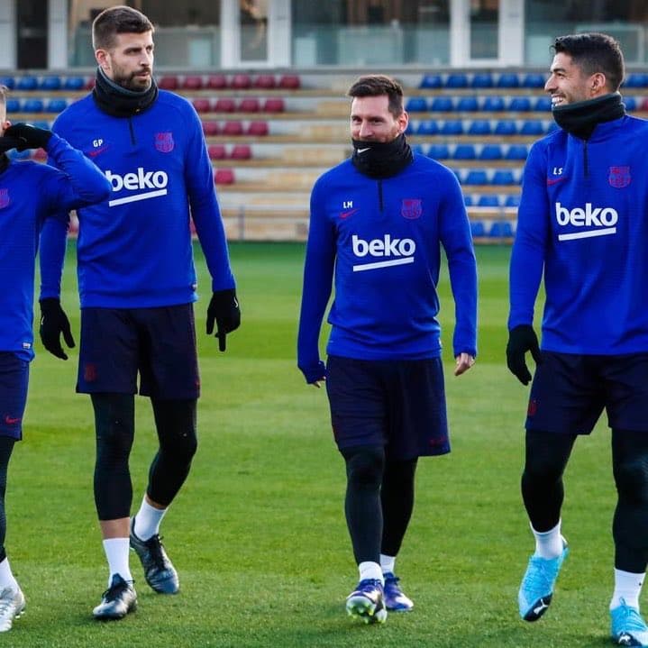 Piqué, Messi y Suárez ponen el buen ambiente en Barcelona.