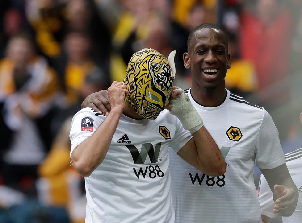<b>Raúl Alonso Jiménez </b>– Tras anotar con el Wolverhampton, el mexicano se puso una Máscara personalizada de Sin Cara con los logos de los lobos.