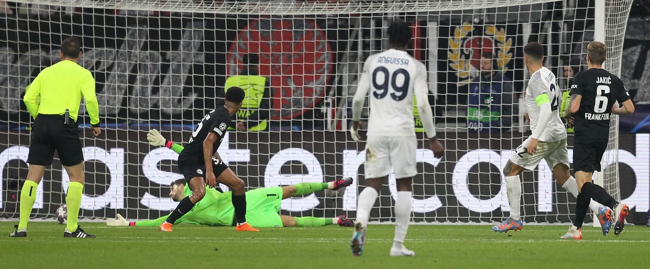 Napoli se impuso al Eintracht Frankfurt en Alemania con 'Chucky' Lozano como titular y con goles de Osinhem y Di Lorenzo.