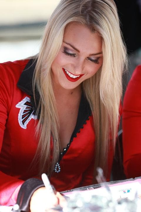 Ella es una chica muy dinámica y su belleza ha deslumbrado a los fans durante tres temporadas con los Atlanta Falcons, checa algunas imágenes de la sexy Brianna.