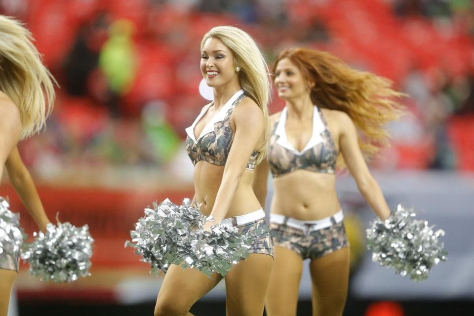 Ella es una chica muy dinámica y su belleza ha deslumbrado a los fans durante tres temporadas con los Atlanta Falcons, checa algunas imágenes de la sexy Brianna.