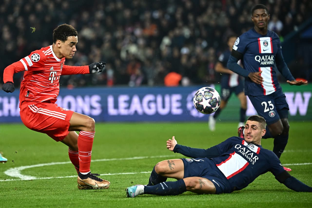 Bayern Múnich sacó ventaja en su visita al PSG, que tuvo a Kylian Mbappé de inicio en la banca y entró para marcar un gol pero anulado por fuera de juego en la ida de Octavos de Final de la UEFA Champions League.