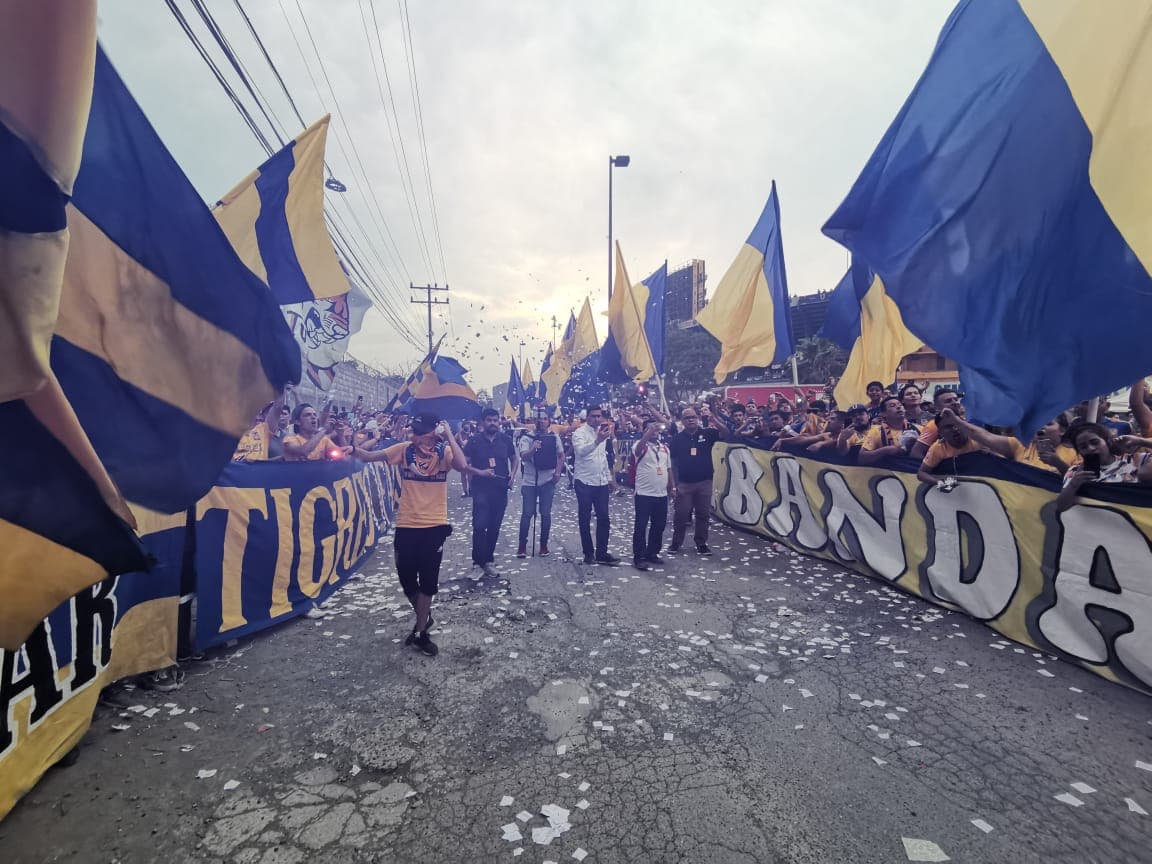 Fantástico ambiente el que crearon los fieles aficionados de los Tigres ante la llegada de su amado equipo a los alrededores del Estadio Universitario. ¡Miren qué colorido!