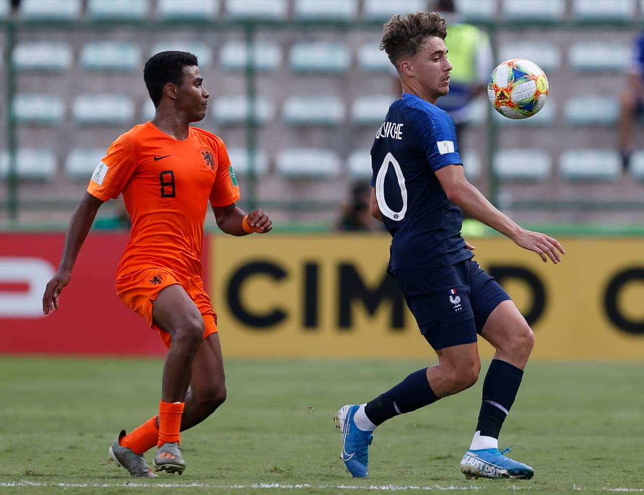 <b>Adil Aouchiche (PSG)</b>
<br>Posición: Mediocampista
<br>Edad: 17
<br>Valor actual: 5.40 MDE