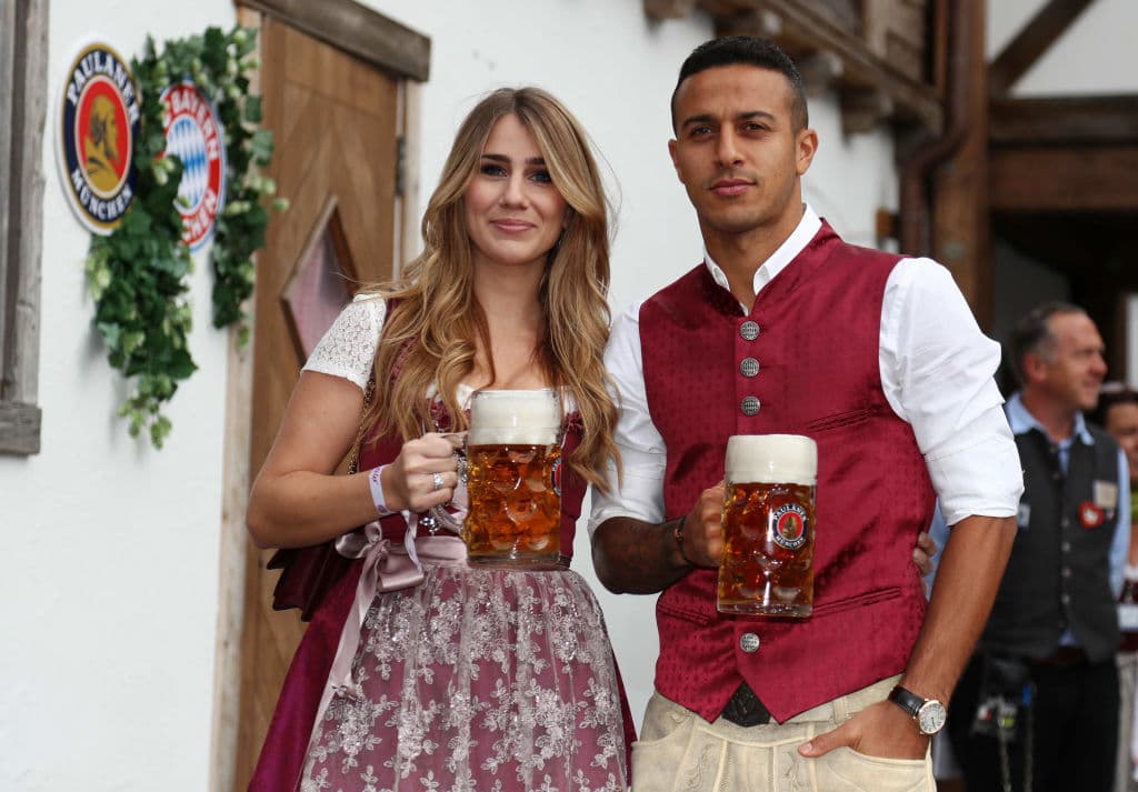 Thiago Alcantara y su esposa Julia Vigas.