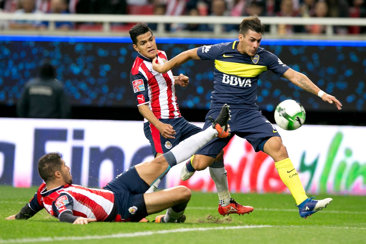 El partido tuvo un Boca suelto y al frente y con unas Chivas cautelosas, metidas en su campo y hasta cierto punto sorprendidas por el juego y el despliegue físico de los visitantes, a quienes nos les pesó el viaje ni la adaptación.