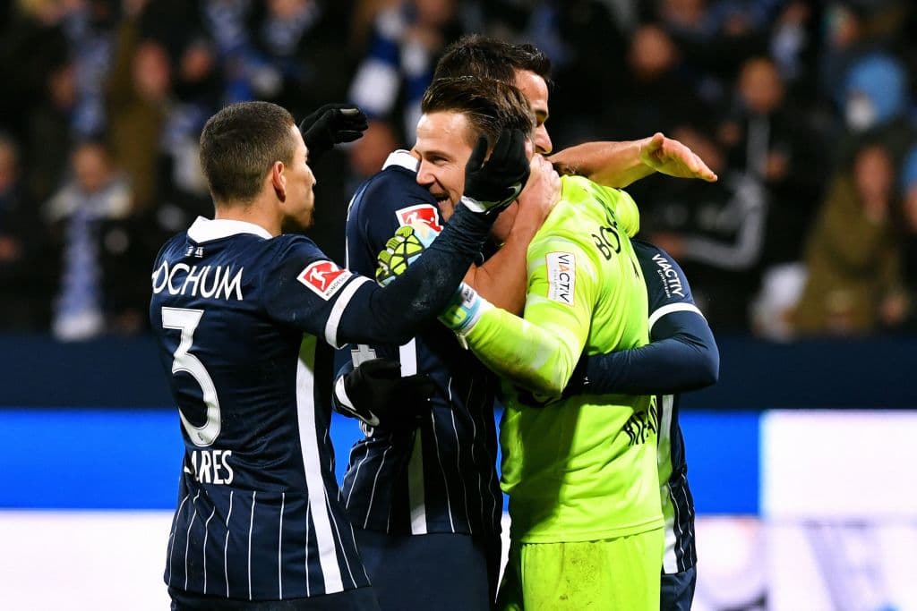 FC Koln sorprende al Borussia Moenchengladbach y les pegan 4-1, Augsburg le roba la victoria al Hertha en el último minuto y empatan 1-1, Hoffenheim no se toca el corazón y golean 3-6 al Greuther Furth, Bochum remonta el Freiburg y se imponen 2-1, en el regreso de Haaland, el Borussia le pega 1-3 al Wolfsburg y el Bayern cierra el día en victoria 1-0 sobre el Arminia Bielefeld.