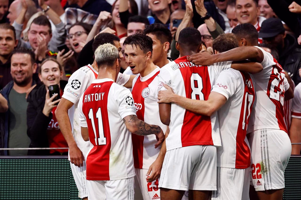 Ajax se impone 2-0 ante el Besiktas en Amsterdam, durante la fase de Grupos de la UEFA Champions League. Las anotaciones corrieron a cargo de Steven Berguis (17') y Sébastien Haller (43'). Edson Álvarez disputó los 90 minutos del encuentro.
