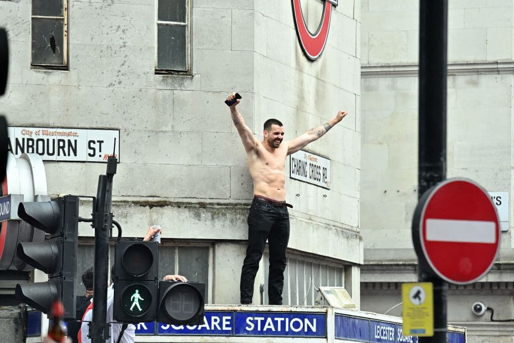 Así se vió a un fanático arriba de la cabina de la estación del metro.