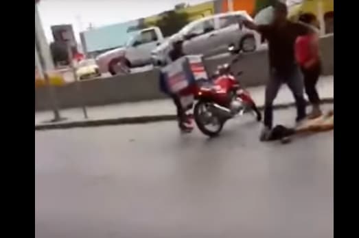 Luego que se marchan los agresores, el video muestra a una persona pidiendo ayuda por el fanático de Tigres que yacía en el suelo.