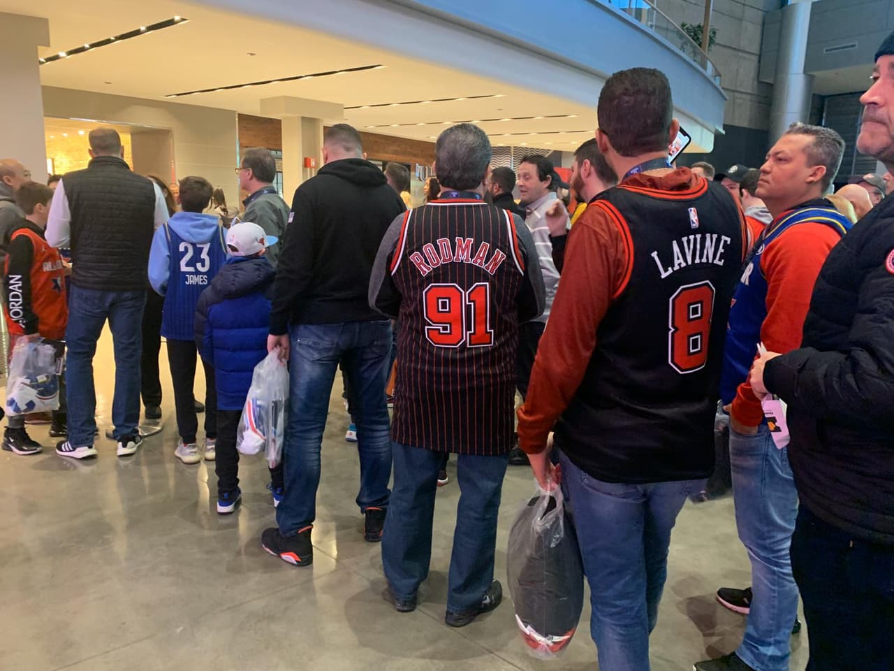 Así se vive la pasión del NBA All-Star Game muy colorido y con gente emocionada para disfrutar de este encuentro.