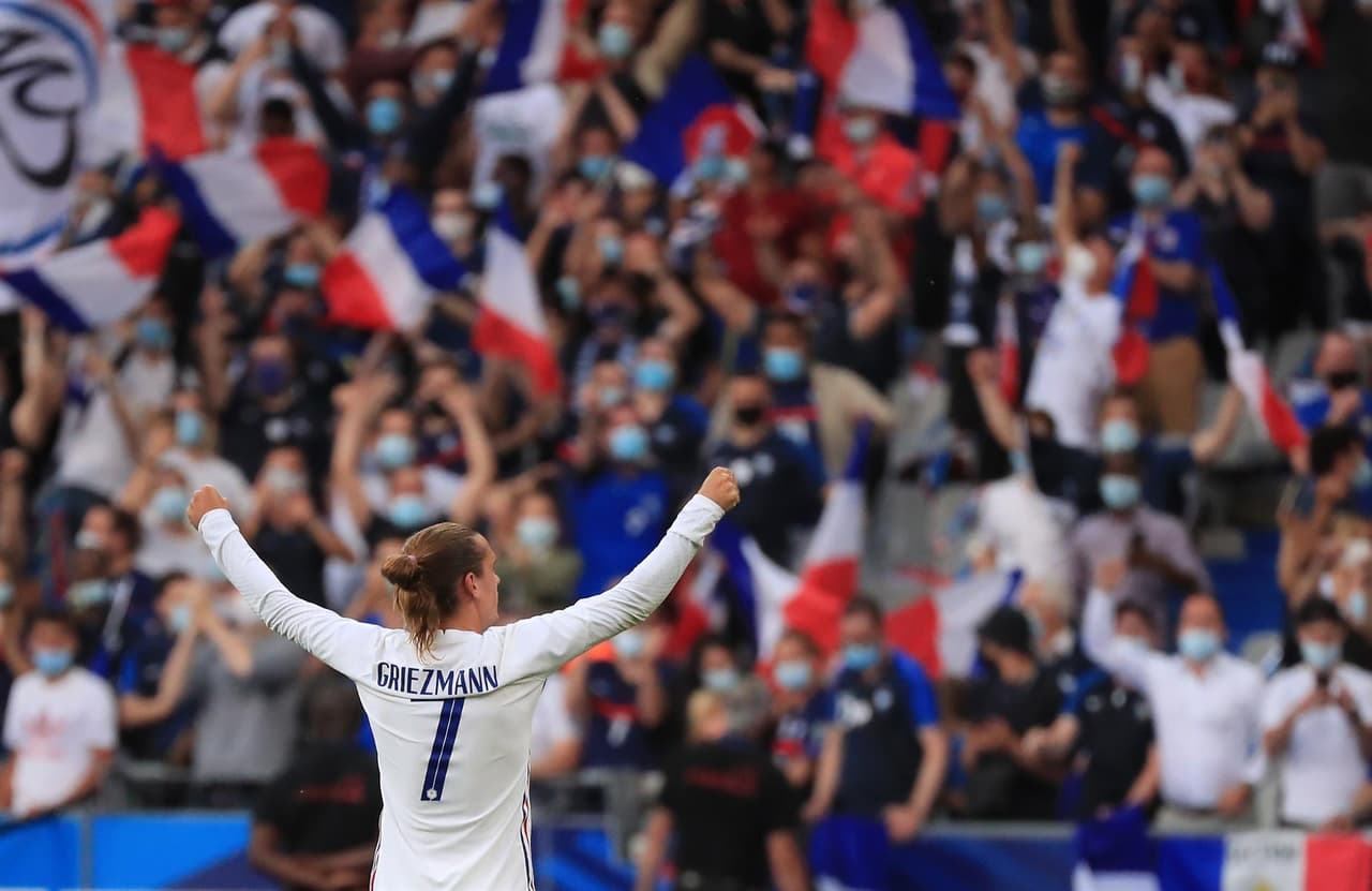 Francia derrota 3-0 a la escuadra de Bulgaria previo a su participación a la Euro 2021. Antoine Griezmann abrió el marcador al minuto 29 y Oliver Giroud se lució con doblete para darle la victoria a su equipo sobre los búlgaros. 'Les Bleus' iniciarán la competencia europea ante Alemania.