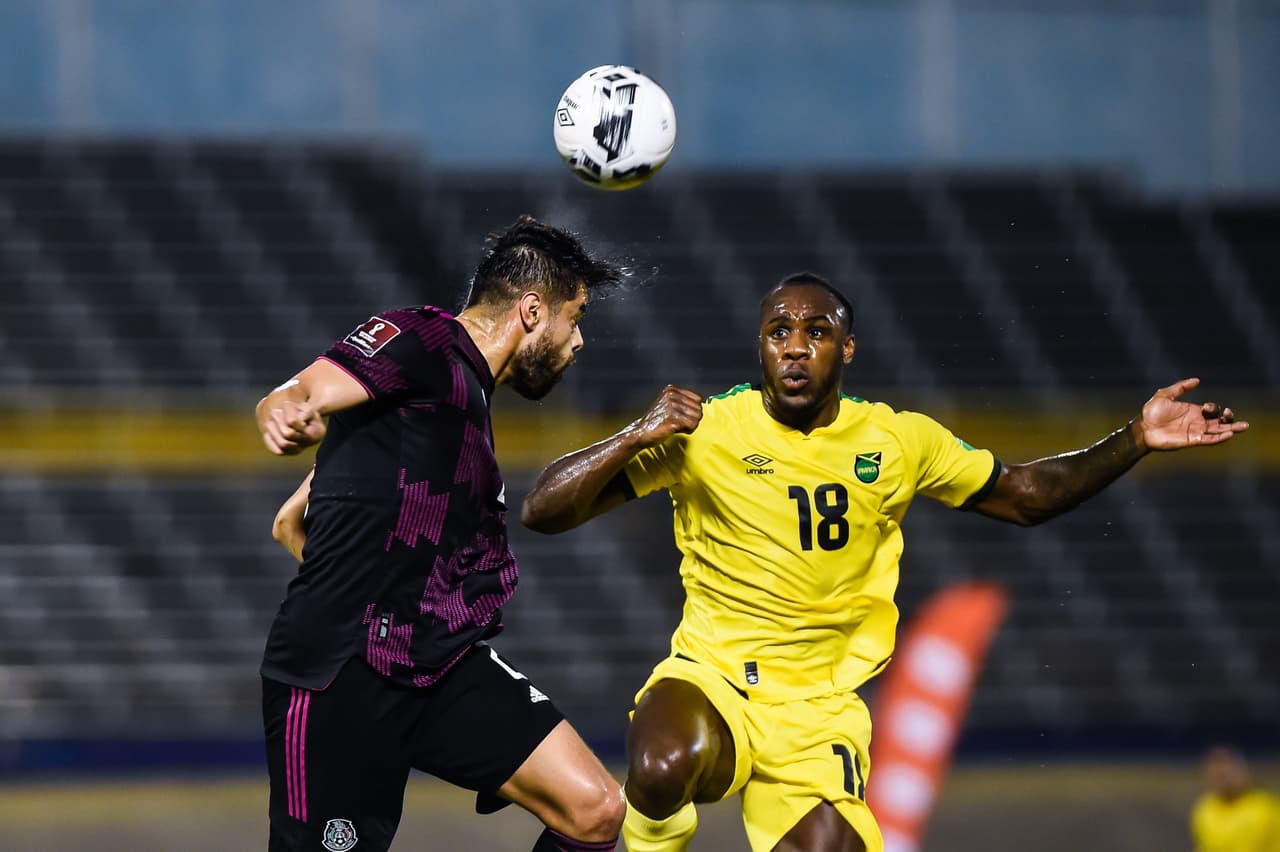 A México le bastan dos minutos para darle la vuelta a Jamaica y vencer 1-2 en Kingston.