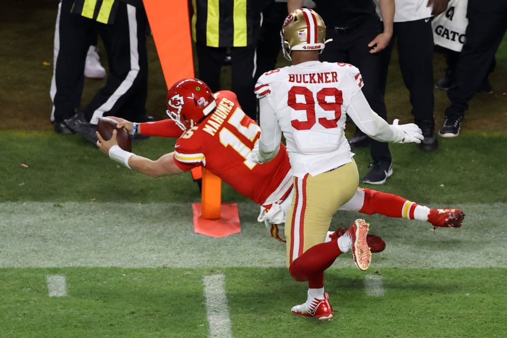 Cuando no tiene oportunidad de pase, decide correr y así es como lograr anotar para su equipo.