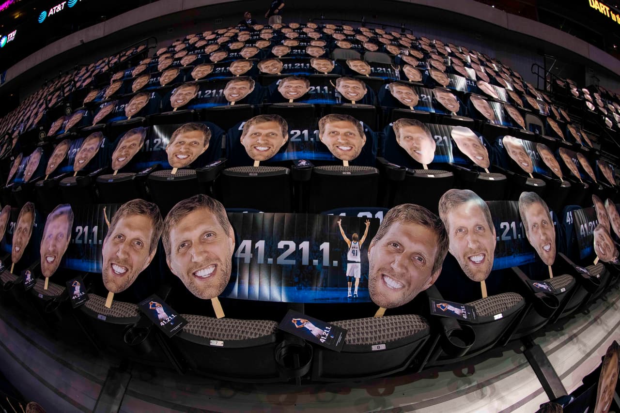 El Hangar, como se le conoce al American Airlines Center, estaba listo para tributarle esta noche un gran homenaje a Nowitzki.