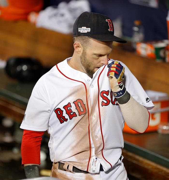 Sin embargo, la remontada no llegó. Por eso, Dustin Pedroia de Medias Rojas de Boston y su tristeza tras la derrota ante Indios de Cleveland, que significa de paso el retiro del 'Big Papi'.