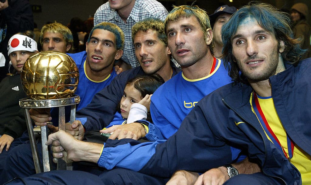En el aeropuerto de Narita, camino a casa con la copa Intercontinental tras vencer a Milan en la final.