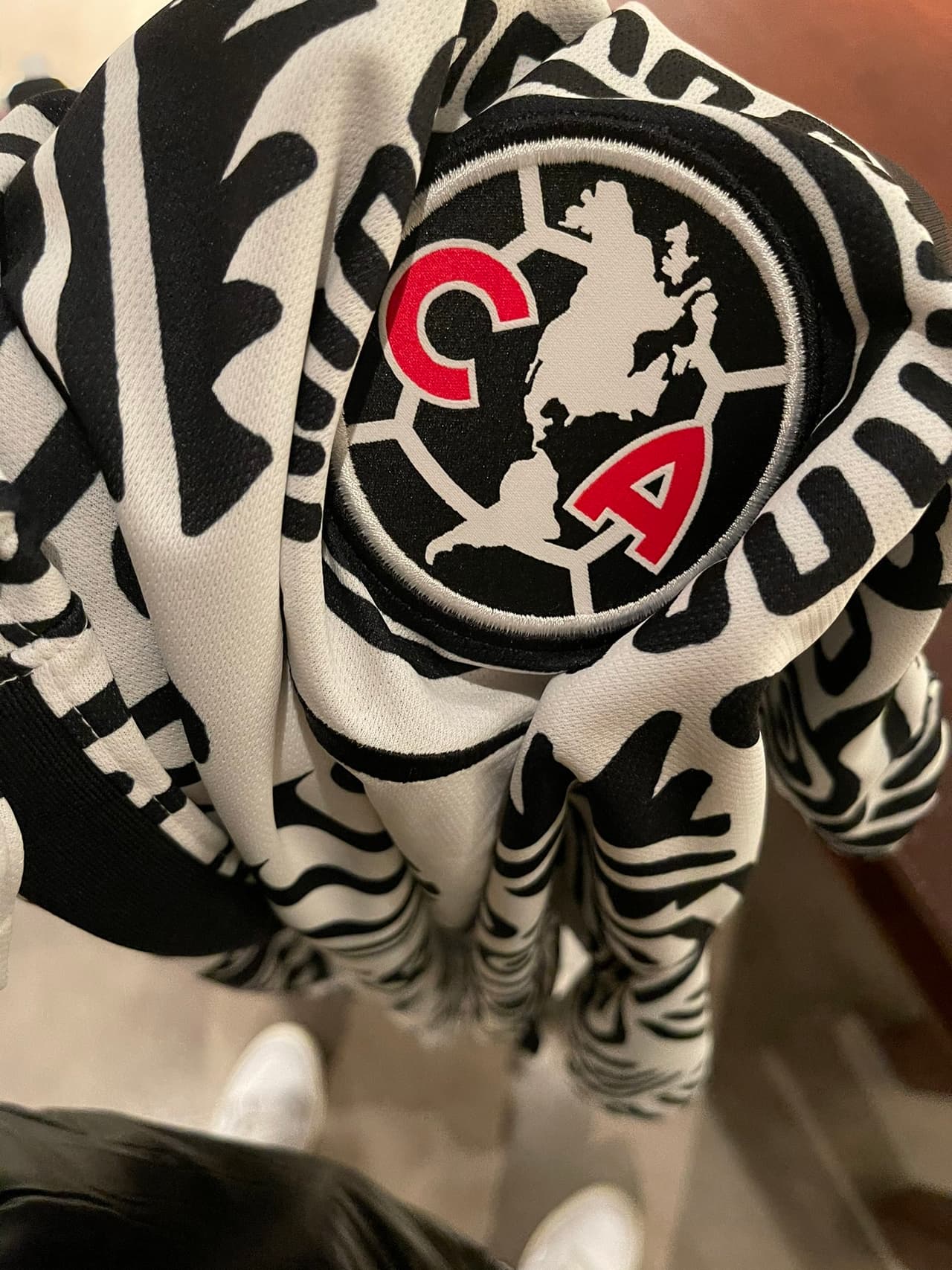 Gracias a los dibujos en el jersey, los patrocinios desaparecen un poco de la vista y le da un toque elegante a su nueva piel.