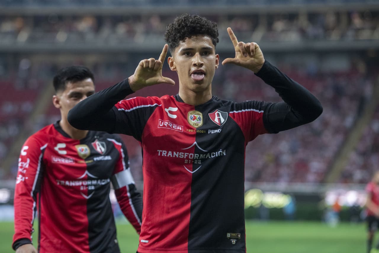 Un primer tiempo bipolar que durante 30 minutos no presentó emociones cambió radicalmente al 28' con el 0-1 de Jeremy Márquez y al 44' con su doblete para silenciar el estadio de Chivas, que lucían perdidas y sin ideas.