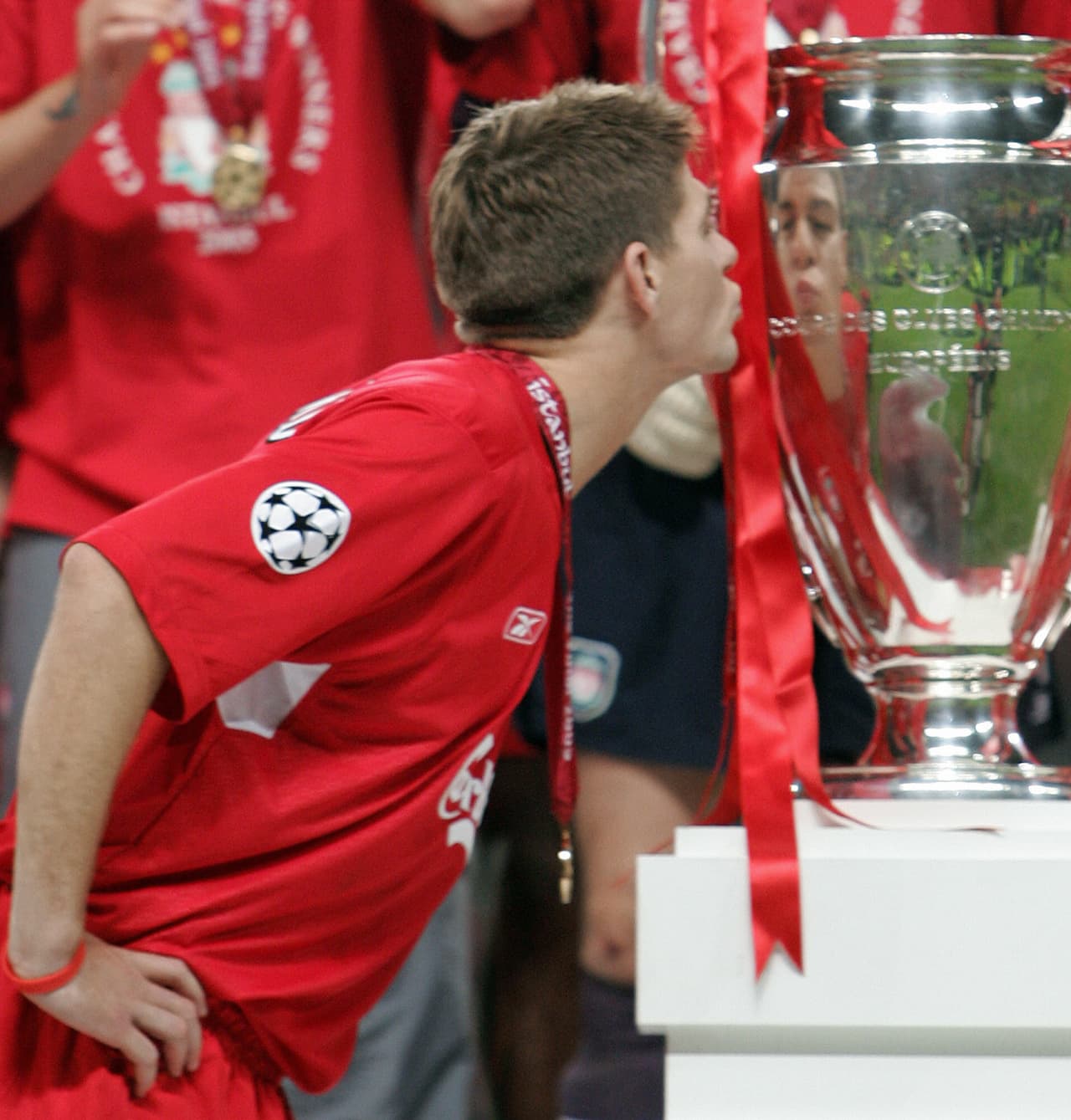 Liverpool se impuso en penaltis contra Milán y se llevó para casa, en manos de Gerrard, el trofeo de la Champions en 2005, el máximo logro del jugador inglés en su carrera.