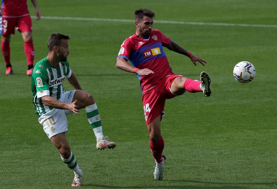 Real Betis se queda con la victoria ante el Elche. Antonio Sanabria abrió el marcador al minuto siete, seguido de su compañero Cristian Tello, quien hace doblete para poner 3-0 a su equipo. Es hasta el minuto 60 que José Antonio Ferrández pone el único tanto para el Elche en la octava jornada de LaLiga.