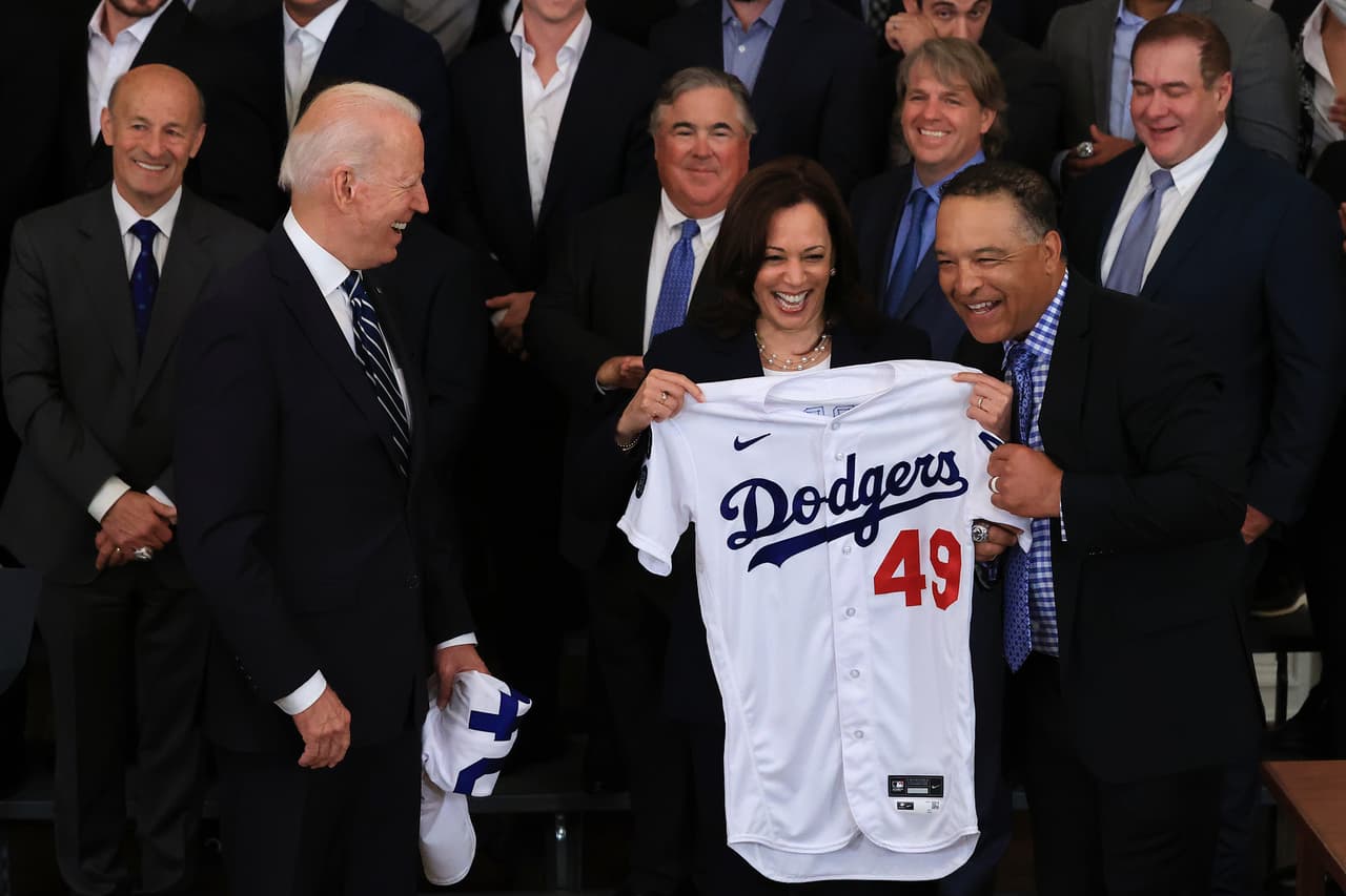 Con los mexicanos Víctor González y Julio Urías, los LA Dodgers visitaron al presidente de los Estados Unidos de América en la Casa Blanca luego de haber sido campeones en la temporada 2020 de la Major League Baseball.