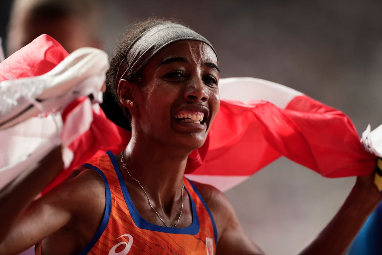 Los atletas comparten la emoción de sus logros en el mundial de atletismo en Doha.