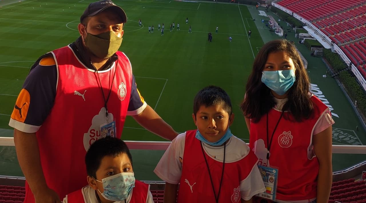 Chivas cumple sueño a Iker, el niño que 'construyó' el Akron