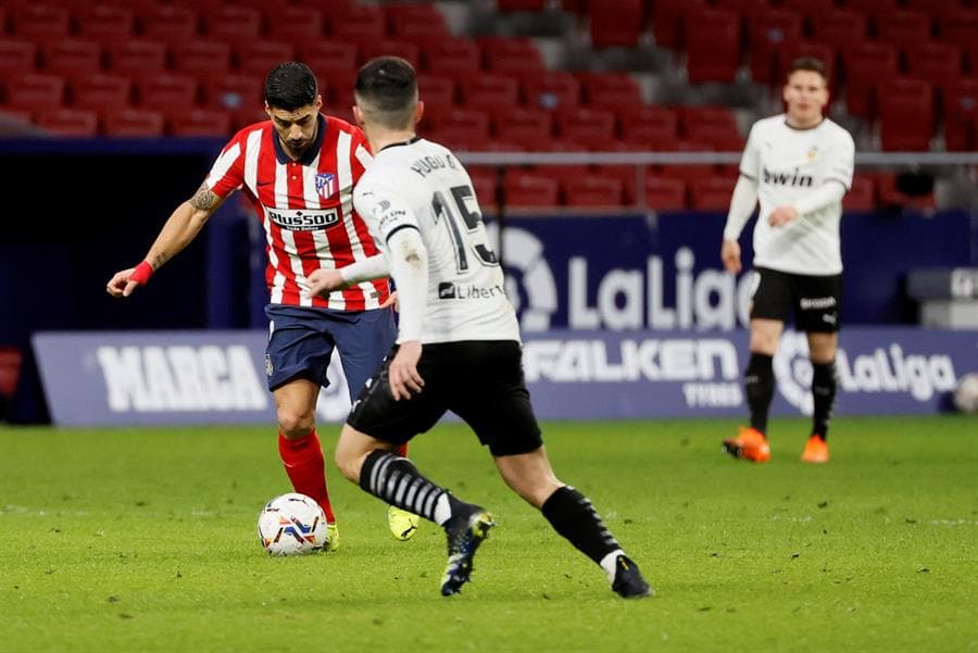El Atlético de Madrid se impone al Valencia 3-1. Los goles corrieron a cargo de Joao Felix, Luis Suárez y Ángel Correa y siguen en la cima de la tabla de LaLiga.